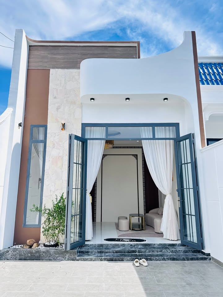 Nhà phố Hòa Thành 120m² giá 1.75 tỷ - Thiết kế hiện đại, đầy đủ nội thất!