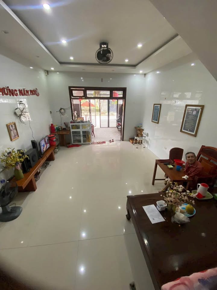 Nhà 3 tầng mặt tiền đường Lê Gia Đỉnh, 114m² giá 5 tỷ - Nằm trong khu dân cư đông đúc!