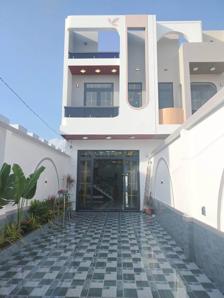 Nhà sân vườn 300m² tại xã Long Trạch, Cần Đước - Giá chỉ 4.1 tỷ - Sẵn sàng vào ở!