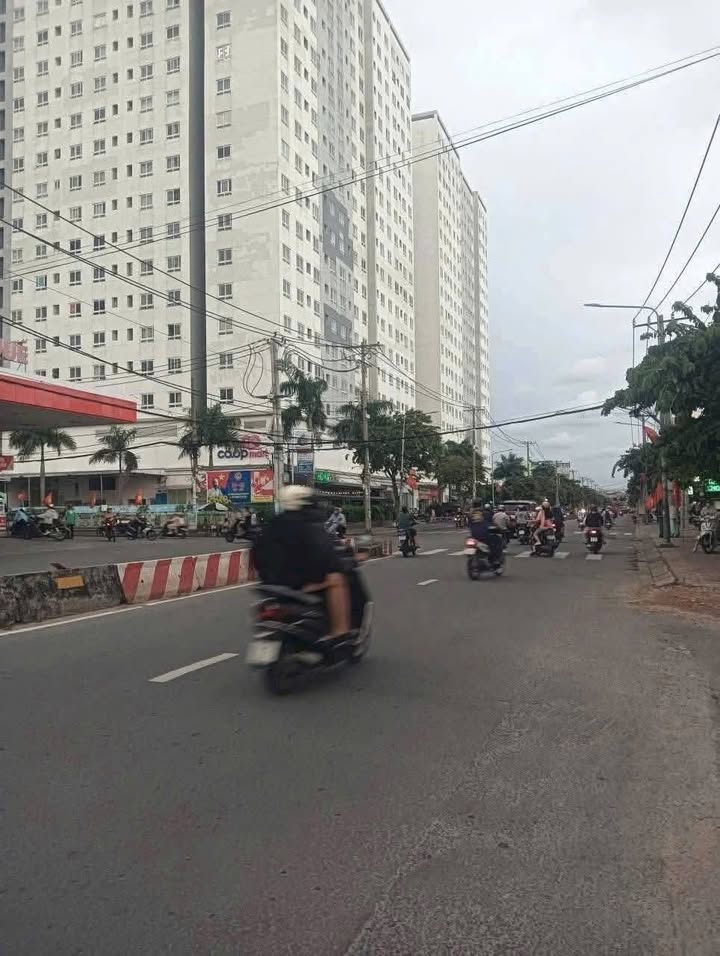 Nhà phố Tân Thới Nhất, Quận 12, 82m² giá 5.4 tỷ - Lô góc ô tô vào tận nhà!