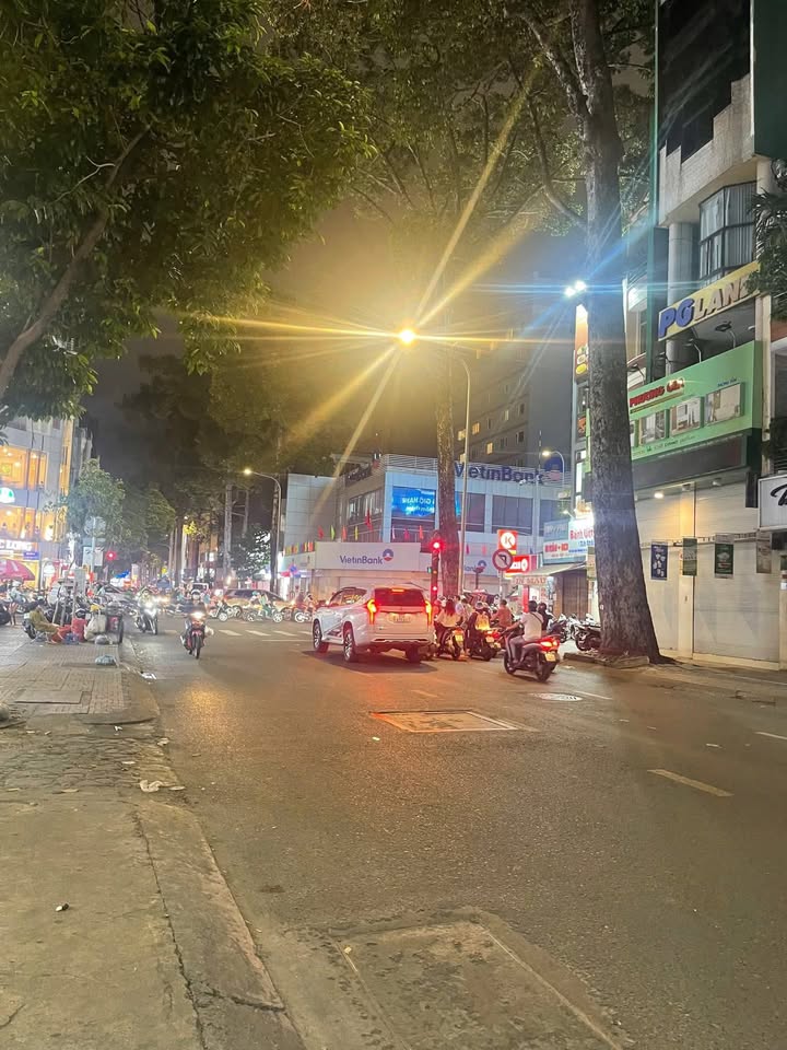 FrontHouse góc 2 mặt tiền quận 3, 98.6m² giá 68 tỷ - Dòng tiền ổn định 180 triệu/tháng!