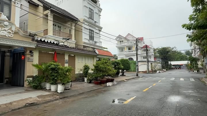 Villa Trần Văn Tuấn, Bình Tân 160m² giá 20.3 tỷ - Sổ hồng chính chủ, thiết kế sang trọng!