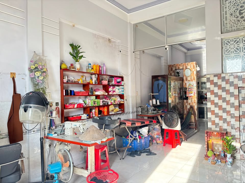 Nhà 1 trệt 1 lầu đường Phan Văn Mảng, Bến Lức 156m² giá 5.6 tỷ - Kinh doanh thuận lợi!