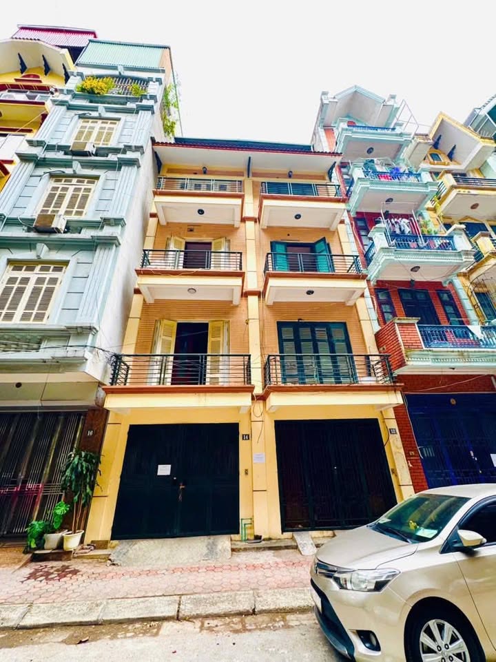 Nhà phân lô Cầu Giấy 93m² giá 44.5 tỷ - Kinh doanh đắc địa, ô tô tránh!