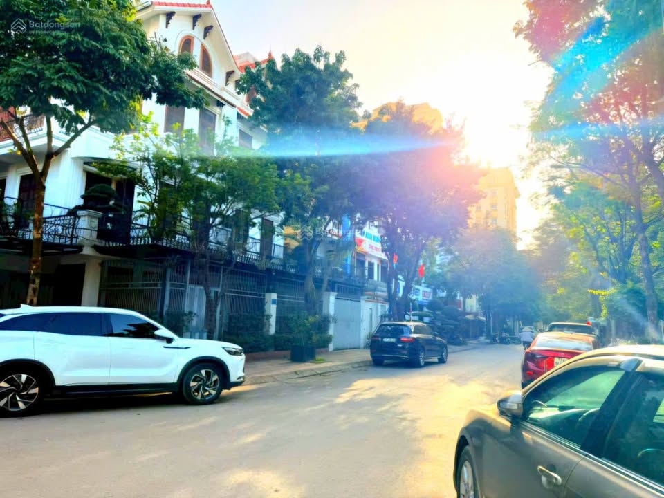 Nhà 4 tầng Mễ Trì 81m² giá 20 tỷ - Phân lô, ô tô dừng đỗ thoải mái!