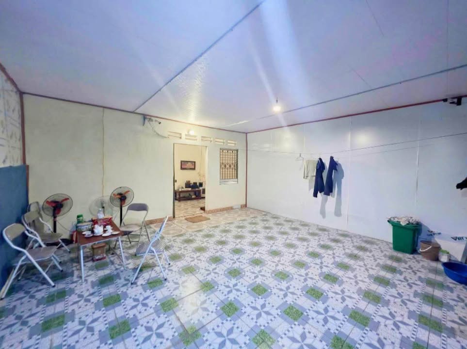 Nhà bán gấp tại Trưng Vương, Uông Bí 80m² giá chỉ 1.2 tỷ - Mặt tiền đẹp, tiện ích đầy đủ!