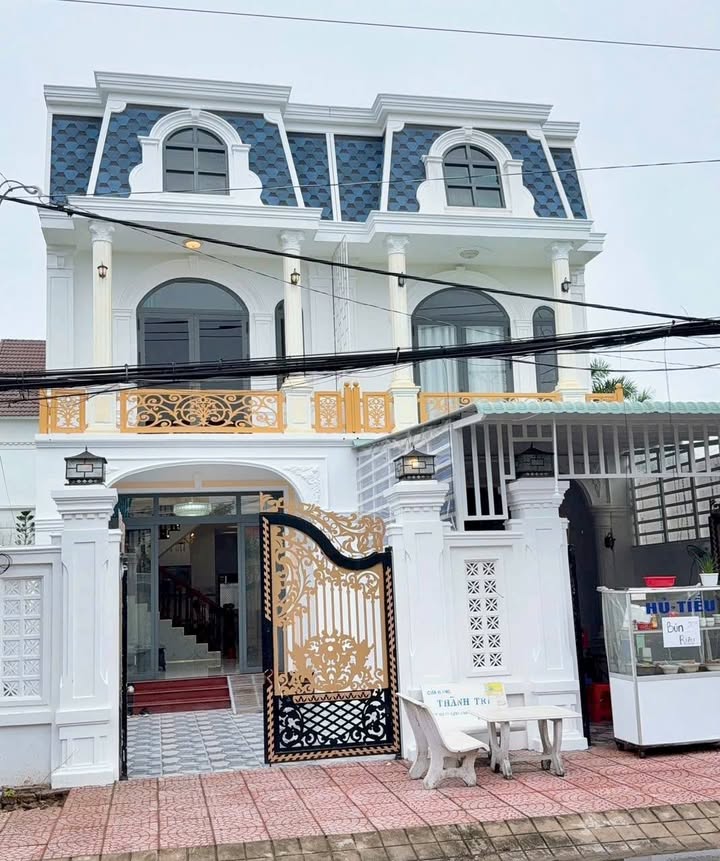 Nhà phố mặt tiền trục chính khu Hoàng Hảo, Thanh Đức, Vĩnh Long 125m² giá 3.2 tỷ - Thiết kế hiện đại, sẵn sàng ở ngay!