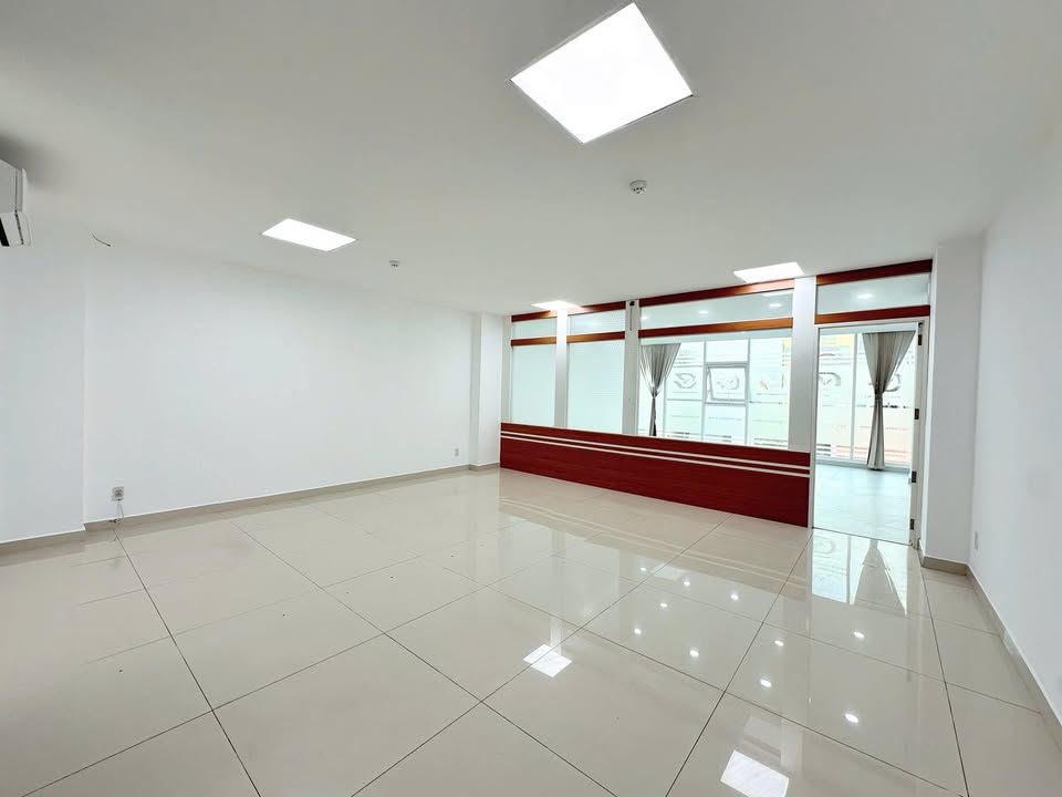 Văn phòng cho thuê mặt phố Lê Văn Lương, Thanh Xuân 70m² giá 12 triệu - View hồ thoáng mát!