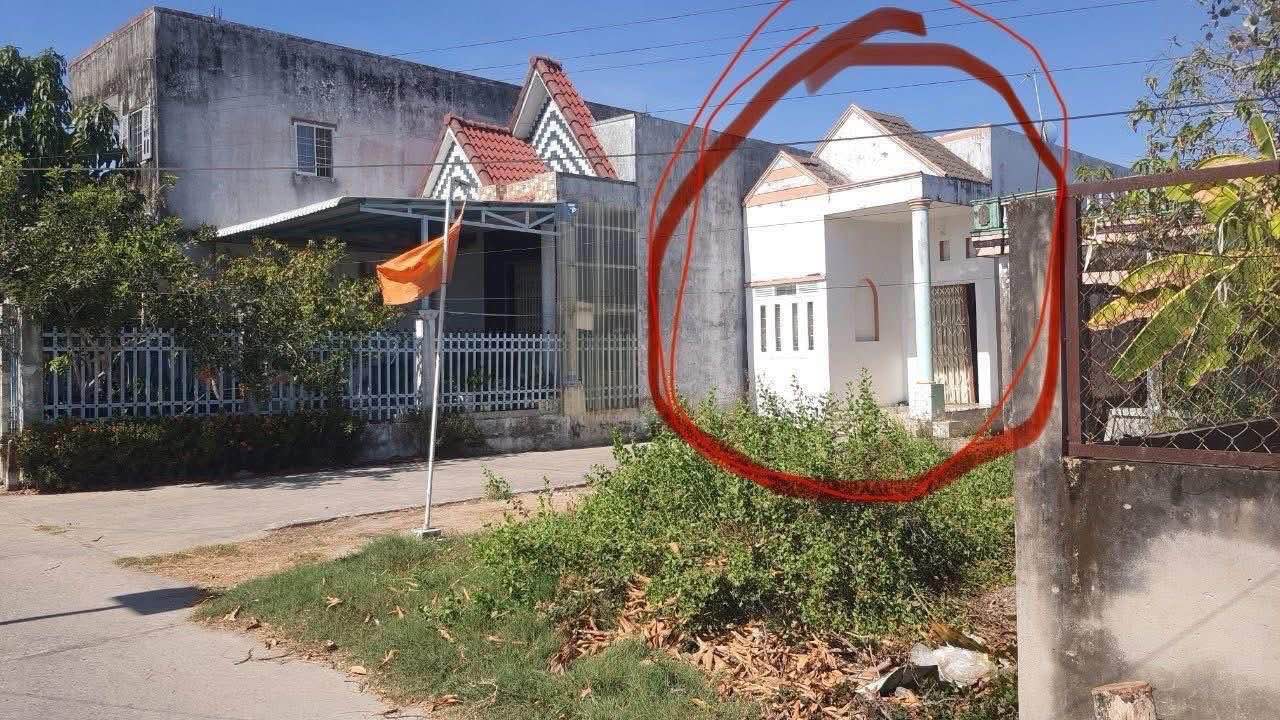 Nhà bán Khóm 5, Thị Trấn Đầm Dơi 281m² giá 1.2 tỷ - Dọn vào ở ngay!