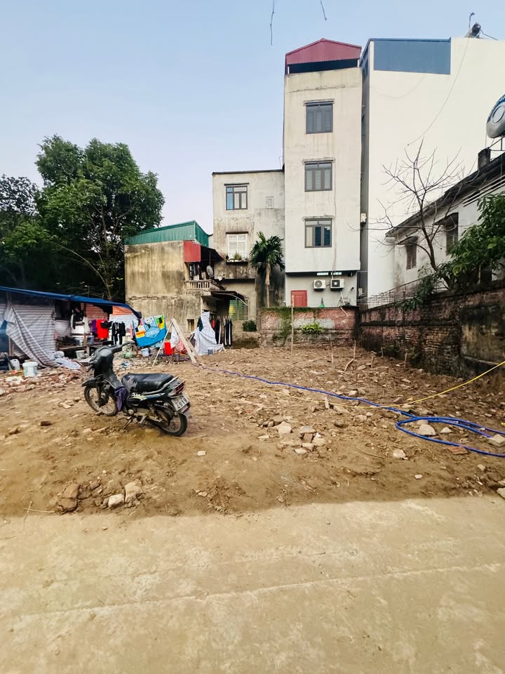 Đất Trường Lâm, Long Biên 54m² giá 8.9 tỷ - Sổ đỏ chính chủ, xây dựng ngay!