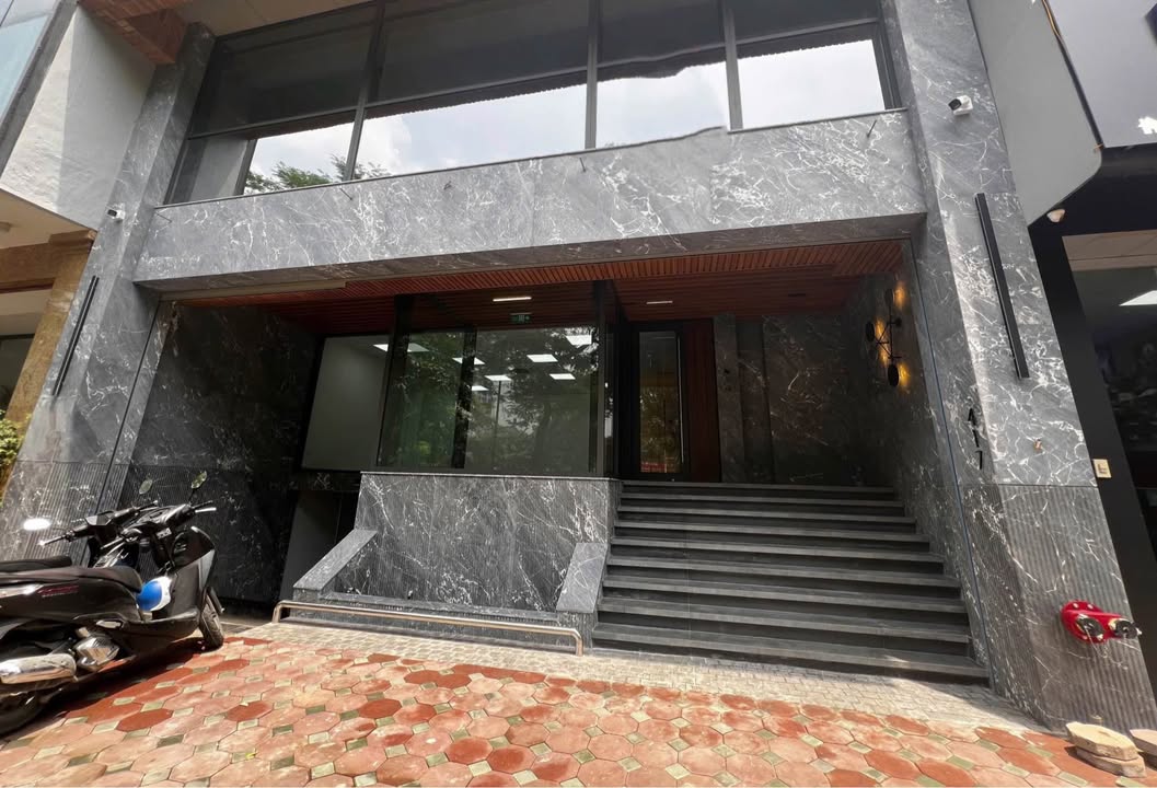 Cho thuê nhà mặt phố Yên Hoà 105m², 6 tầng - Kinh doanh sầm uất!