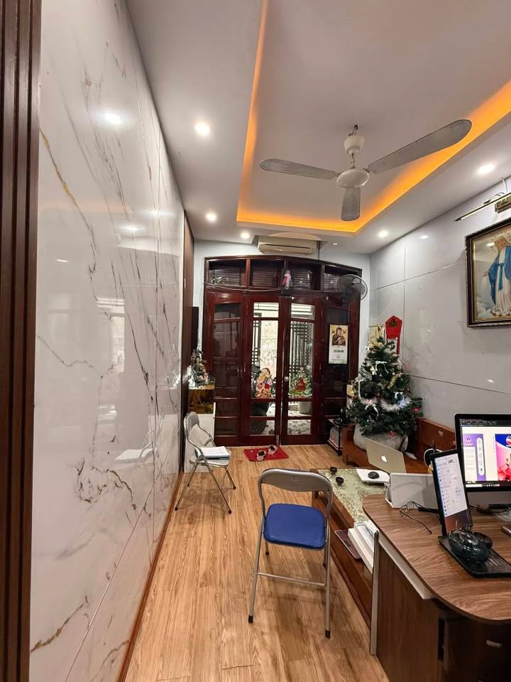 Nhà phố Ngõ 168 Kim Giang 40m² giá 9.7 tỷ - Full nội thất xịn, vị trí đắc địa!