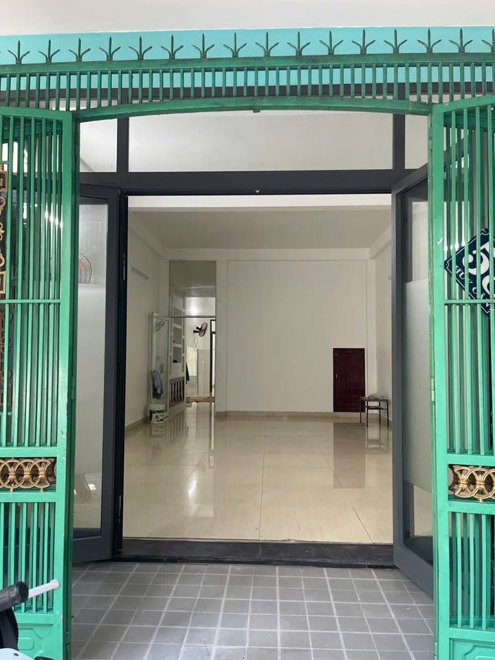 Nhà 3 tầng cho thuê mặt tiền Huy Cận, Hải Châu - Diện tích 300m², giá 16 triệu/tháng - Phù hợp làm văn phòng và dạy học!