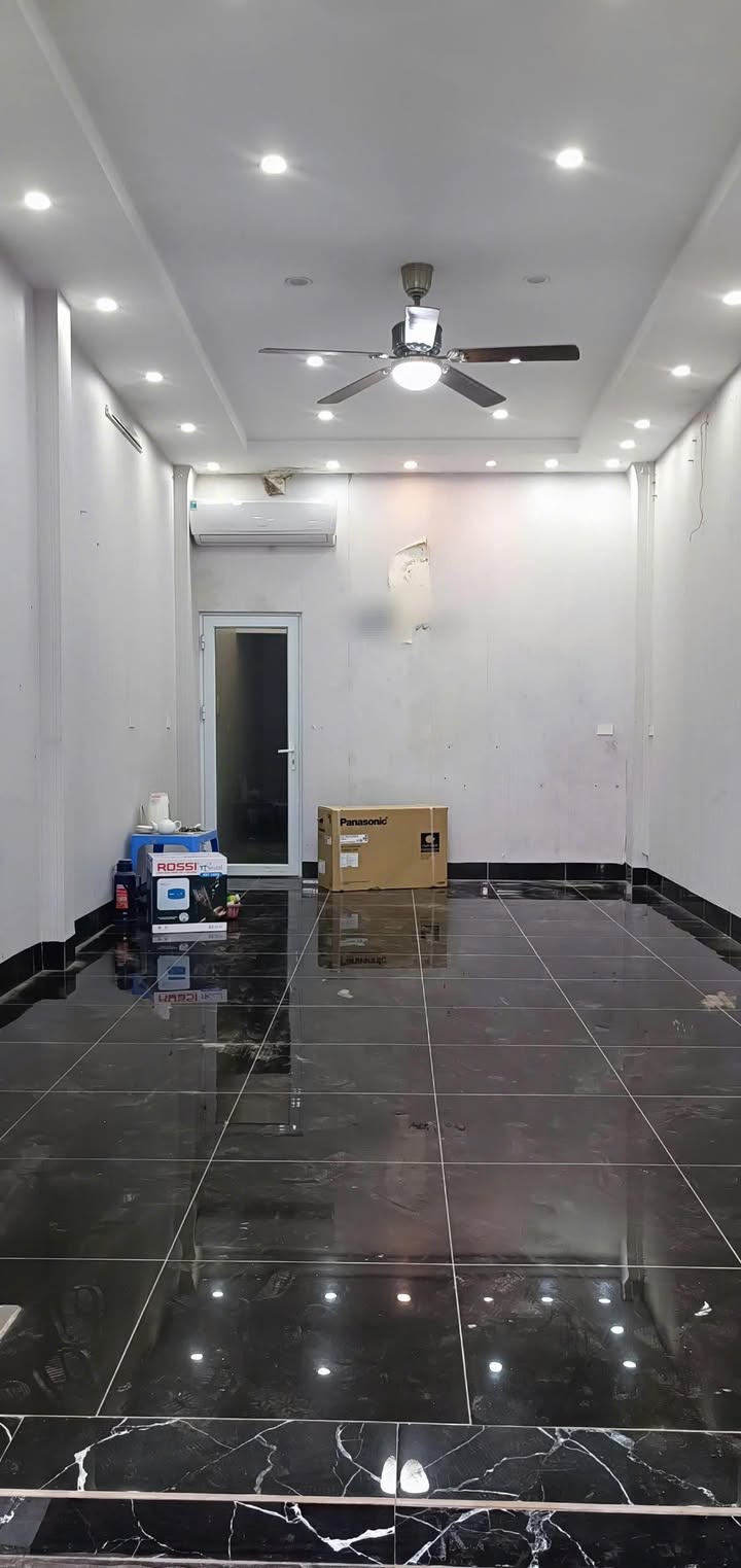 Cho thuê mặt phố Lạc Trung 27m² giá 15 triệu - Kinh doanh thuận lợi!