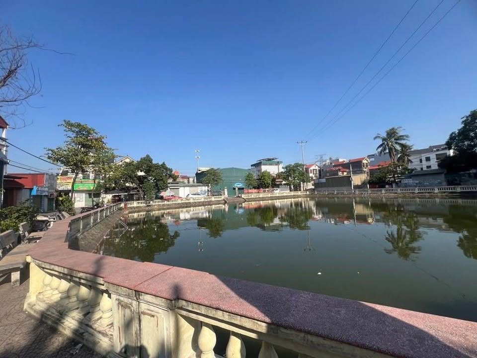 Nhà mặt phố Ninh Hiệp 50m² giá 13 tỷ - Siêu hiếm, view hồ thoáng đãng!