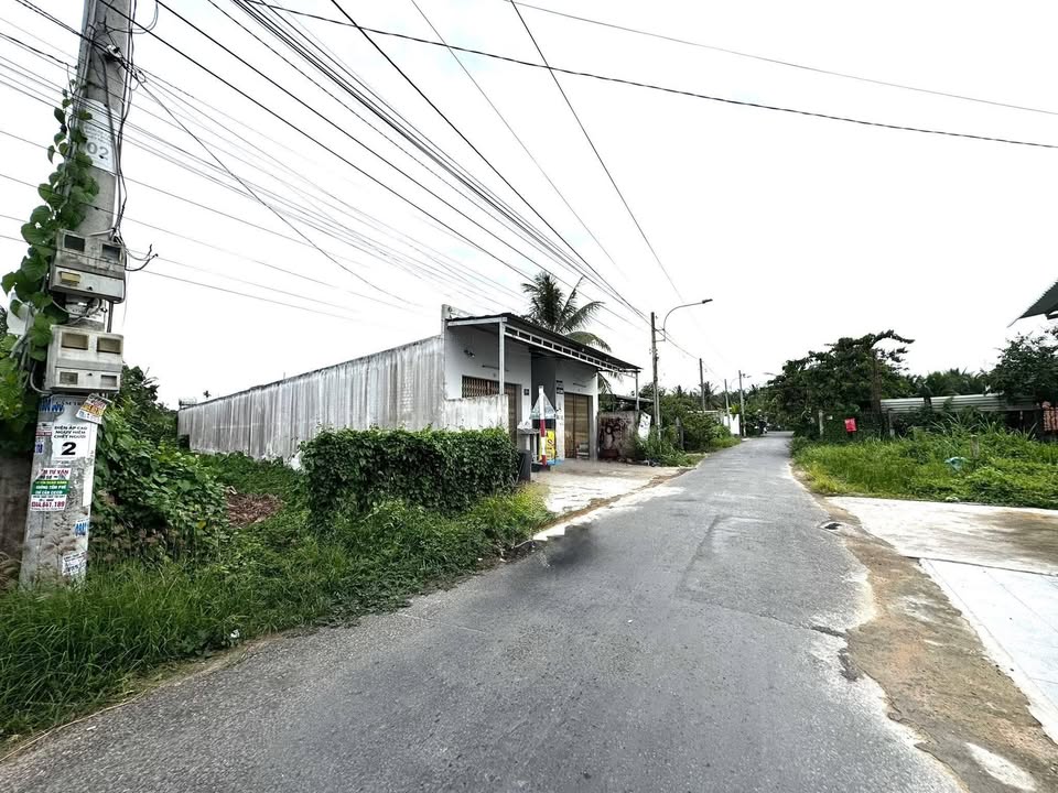 Đất mặt tiền đường HL90C, Đạo Thạnh, 300m² - Giá chỉ 2.85 tỷ!