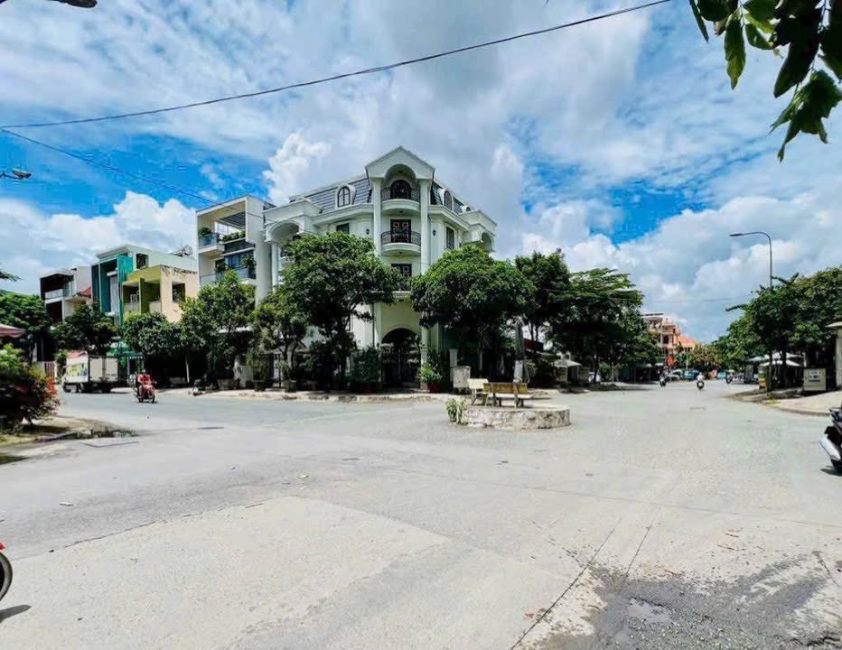 Biệt thự góc 2 mặt tiền Hiệp Bình Chánh 238m² giá 43 tỷ - Gần siêu thị Gigamall!