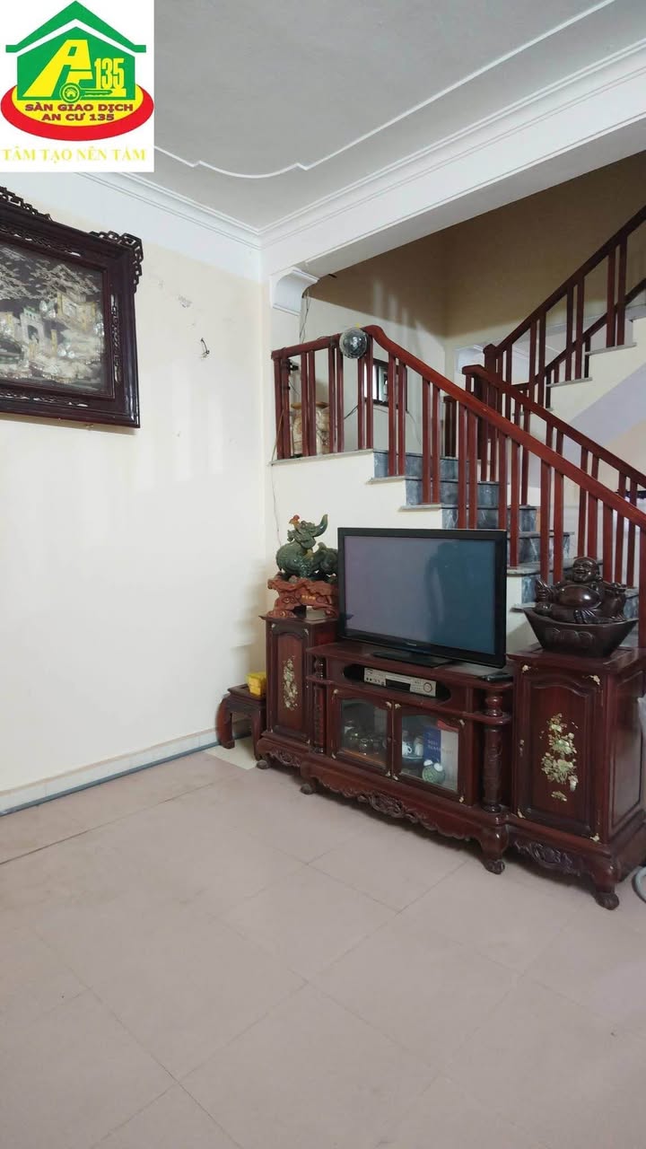 Nhà 2 tầng Phạm Thận Duật, Ninh Sơn 100m² giá 3 tỷ - Sân rộng để xe thoải mái!