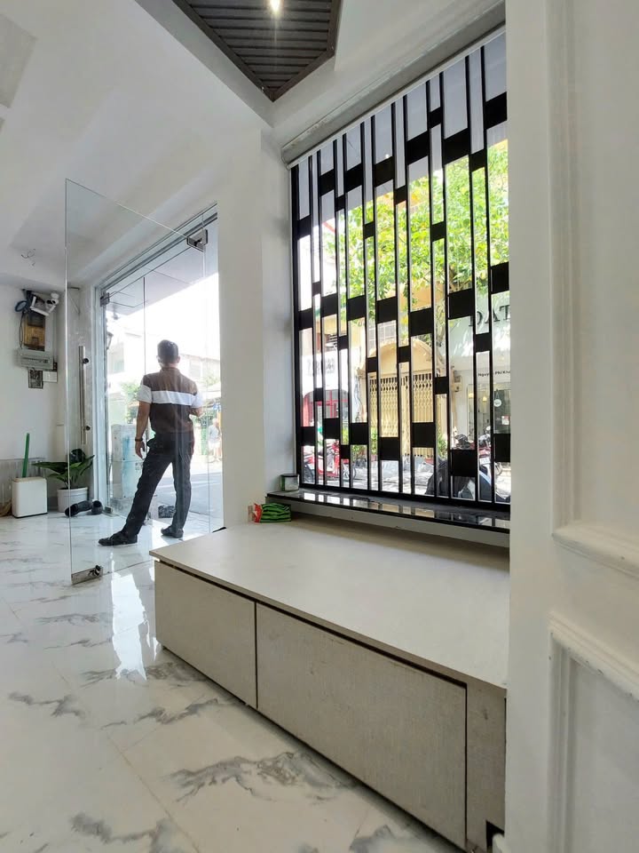 Nhà mặt tiền Nguyễn Phi Khanh, Quận 1 - 70m² giá 12.6 tỷ - Cơ hội hiếm có!