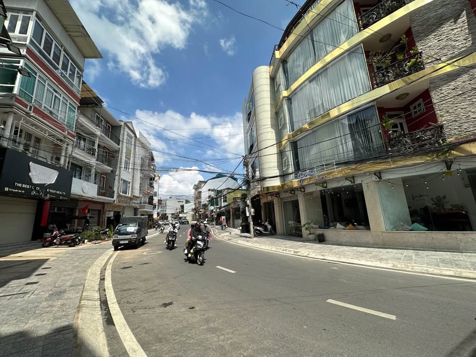 Bán nhà mặt tiền Nguyễn Văn Trỗi, Đà Lạt 58m² giá 13.8 tỷ - Vị trí kinh doanh đắc địa!