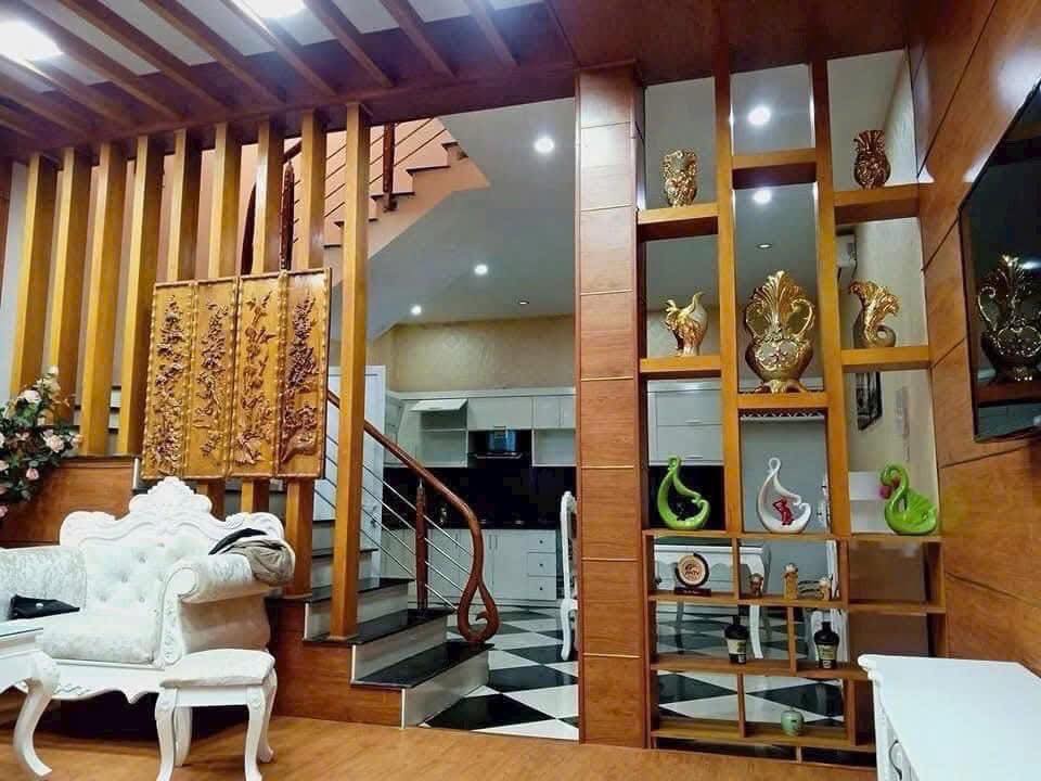 Nhà riêng Hoàng Quốc Việt 42m² giá 12 tỷ - Ngõ thông thoáng, ô tô đỗ cửa!