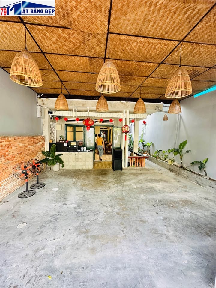 Cho thuê nhà mặt tiền đường Lam Sơn Nha Trang 120m² giá 18 triệu - Thiết kế tiện nghi, vị trí đẹp!
