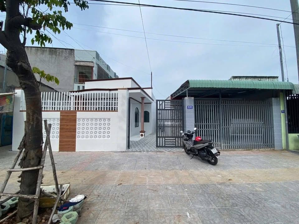 Nhà liền kề mặt tiền Nguyễn Tất Thành, Long Hải 200m² giá 5.9 tỷ - Sẵn sàng vào ở ngay!