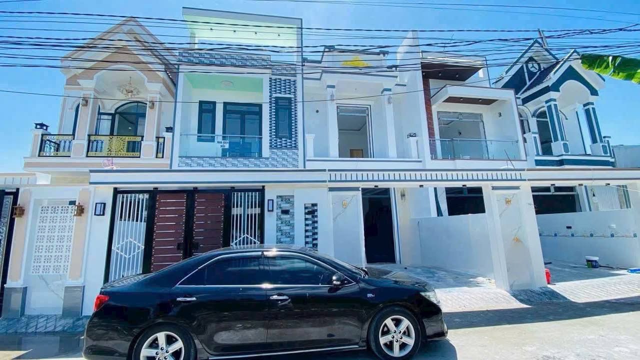 Nhà liền kề Bến Lức 105.6m² giá 2.5 tỷ - Giảm giá mạnh, sẵn sàng giao dịch!