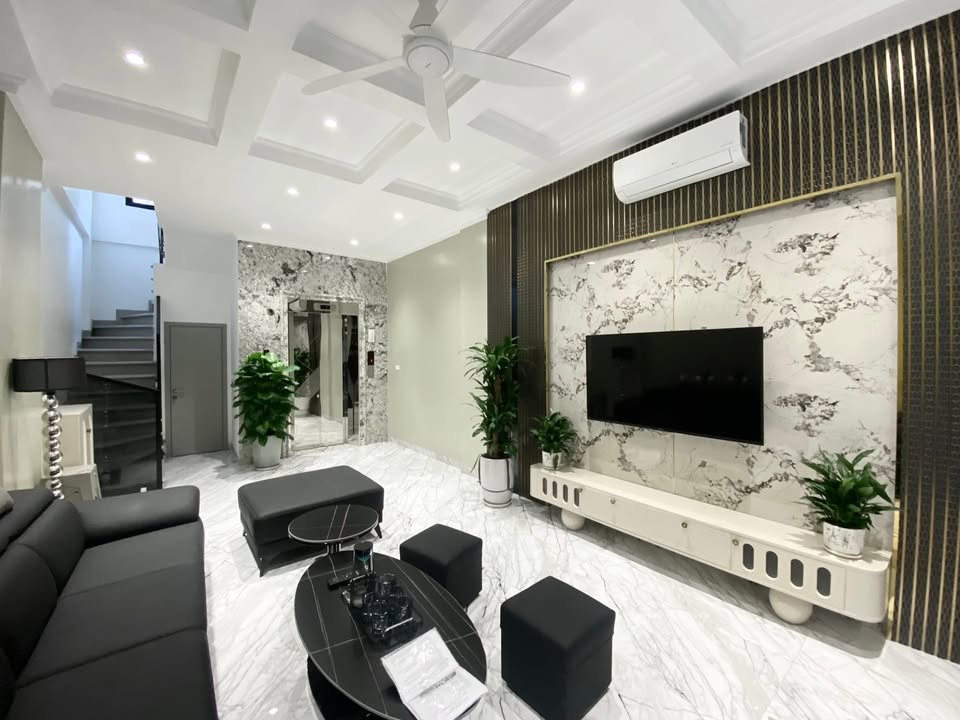 Nhà Ngọc Khánh Ba Đình 40m² giá 19.5 tỷ - Ô tô vào tận nơi, tiện nghi hiện đại!