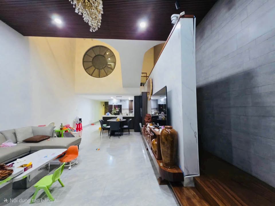 Nhà 3 tầng mặt đường Nguyễn Sơn, diện tích 120m², giá 10.5 tỷ - Không thể bỏ lỡ!