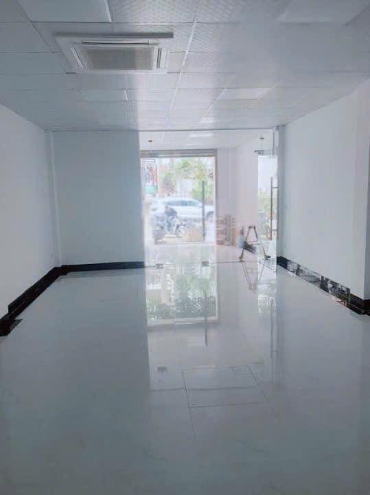 Nhà liền kề 5 tầng 106 Hoàng Quốc Việt 60m² giá 40 triệu - Phù hợp làm văn phòng và ở