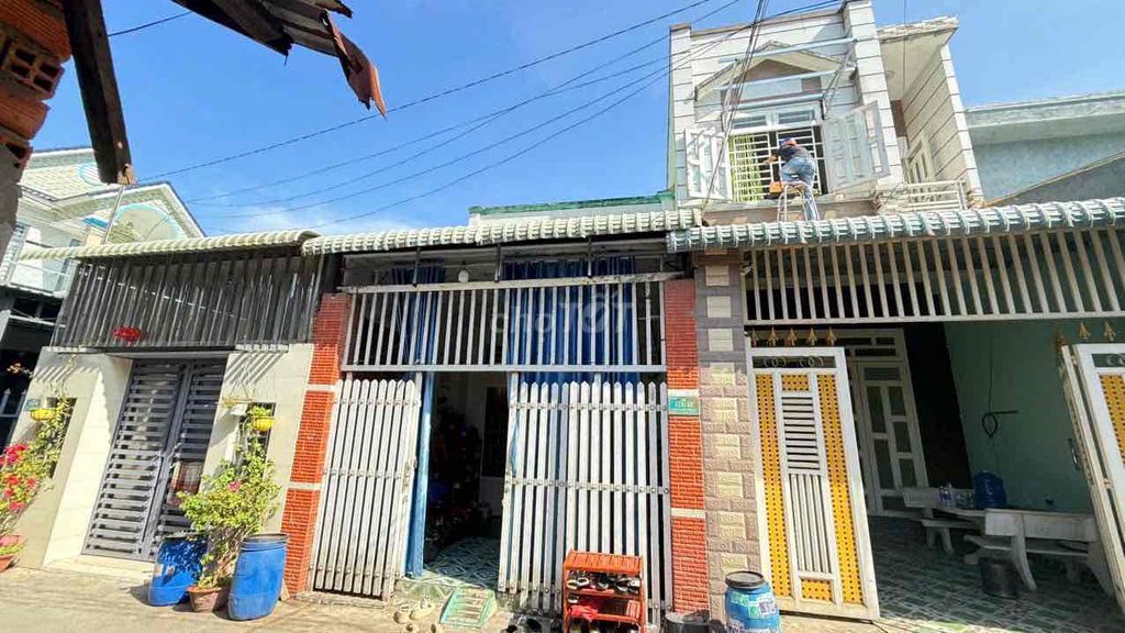 Nhà cấp 4 gác lửng gần chợ Dĩ An, 64.2m² giá 3.58 tỷ - Đường xe ô tô thông thoáng!