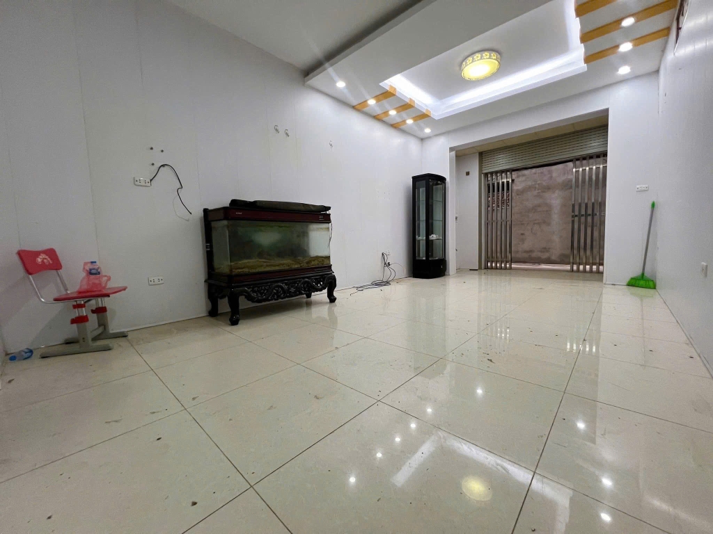 Bán nhà Hoàng Mai 48m² giá 10.5 tỷ - Kết cấu 3 tầng chắc chắn, có thể vào ở ngay!