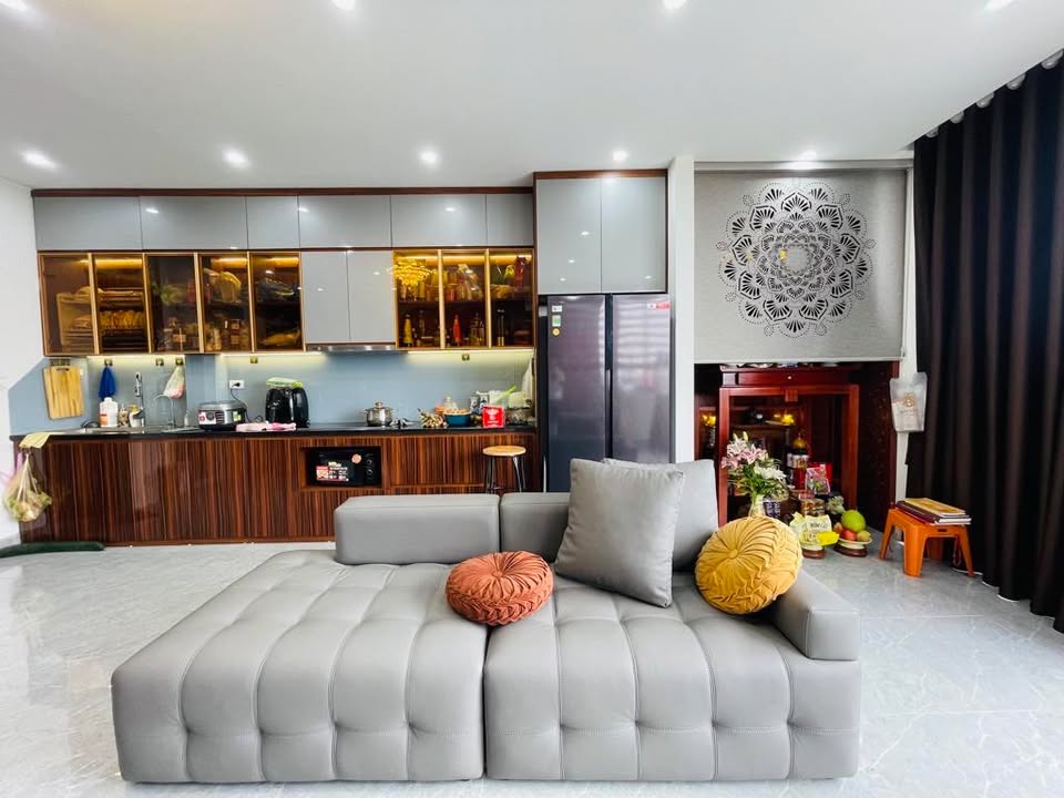 Nhà 7 tầng phố Hoàng Quốc Việt 42m² giá 20 tỷ - Kinh doanh đắc địa!