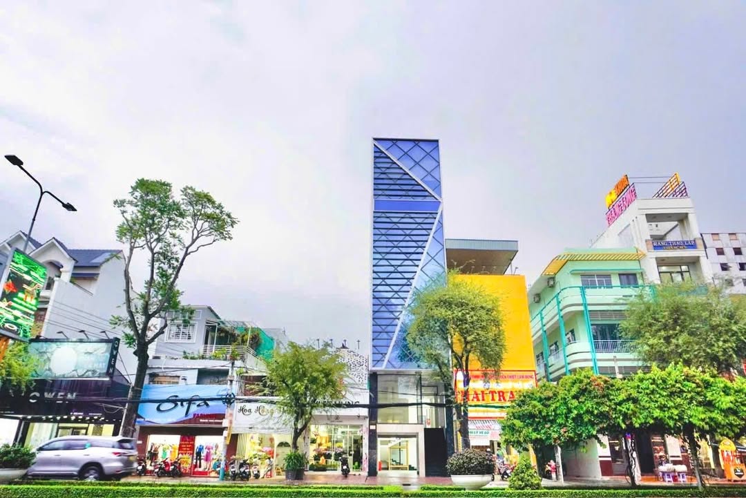 Cho thuê tòa nhà mặt tiền đường 30/4, quận Ninh Kiều, Cần Thơ - Diện tích 924m², vị trí đắc địa!