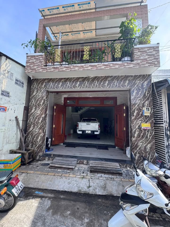 Nhà phố Hóc Môn 90m² giá 5.5 tỷ - Gần Bến xe An Sương, chính chủ!