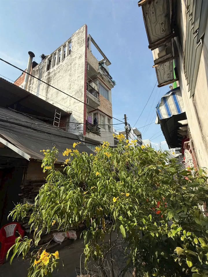 Nhà đẹp Tân Phú 108m² giá 7.5 tỷ - Hẻm xe hơi rộng rãi!