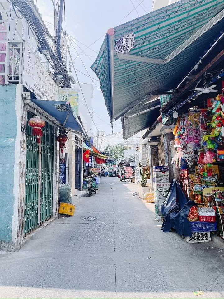 Nhà 4 tầng Nguyễn Văn Quỳ, quận 7, 121.5m² chỉ 8.5 tỷ - Cơ hội đầu tư tuyệt vời!