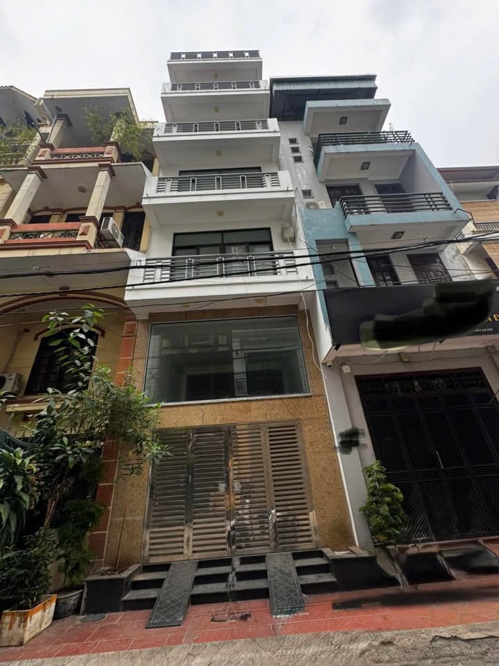 Nhà cho thuê Hoàng Quốc Việt, Cầu Giấy 60m² - Thang máy tiện nghi, giá tốt!