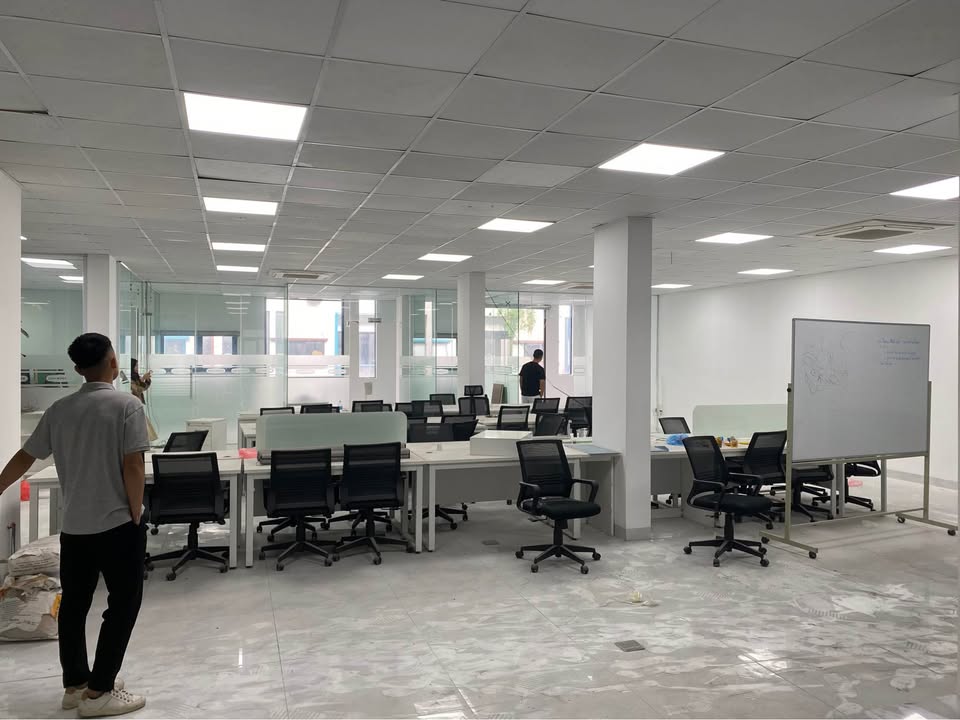 Văn phòng cho thuê tại Tố Hữu 290m² giá 38 triệu - Full nội thất, làm việc thoải mái!