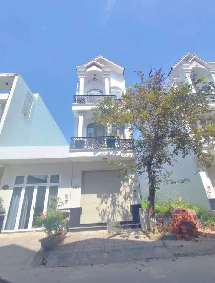 Nhà 1 trệt 2 lầu tại Ba Tơ, Quận 8 - Giá 840 triệu, sổ hồng riêng, cho thuê 10 triệu/tháng!