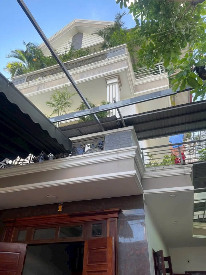 Biệt thự Dĩ An 240m² giá 8.5 tỷ - Thiết kế sang trọng, nội thất cao cấp!