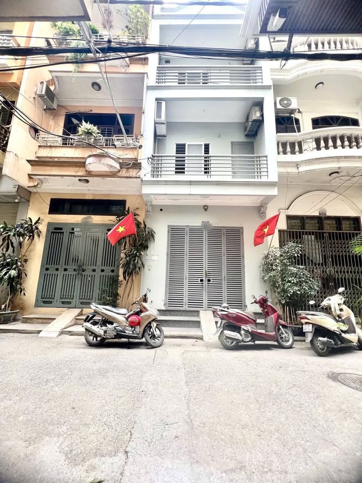 Nhà dân Trần Quốc Hoàn, Cầu Giấy 40m² giá 13 tỷ - Ô tô đỗ cửa, vị trí đắc địa!