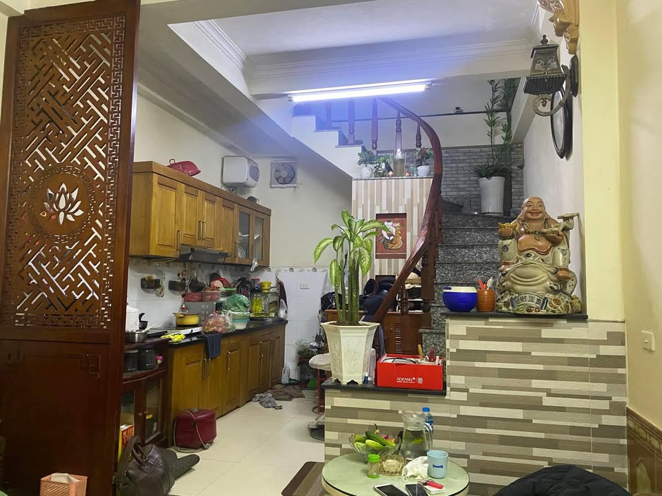 Nhà 5 tầng Cầu Giấy 30m² giá 4 tỷ - Mặt ngõ thông, tiện ích đầy đủ!