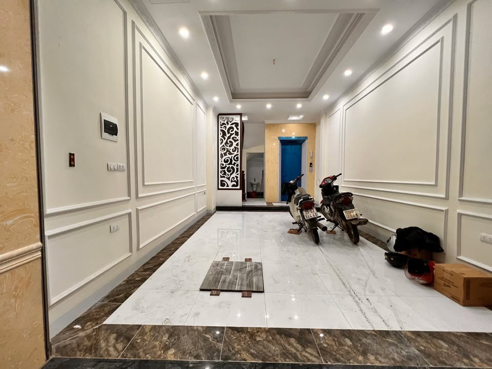 Nhà phố Cầu Giấy 40m² giá 9 tỷ - Vị trí kim cương, thang máy hiện đại!