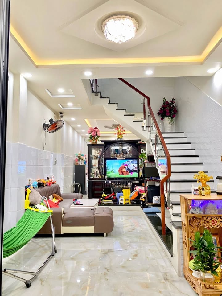 Nhà mặt tiền kinh doanh Thủ Đức 82m² giá 11 tỷ - Đầu tư sinh lời ngay!