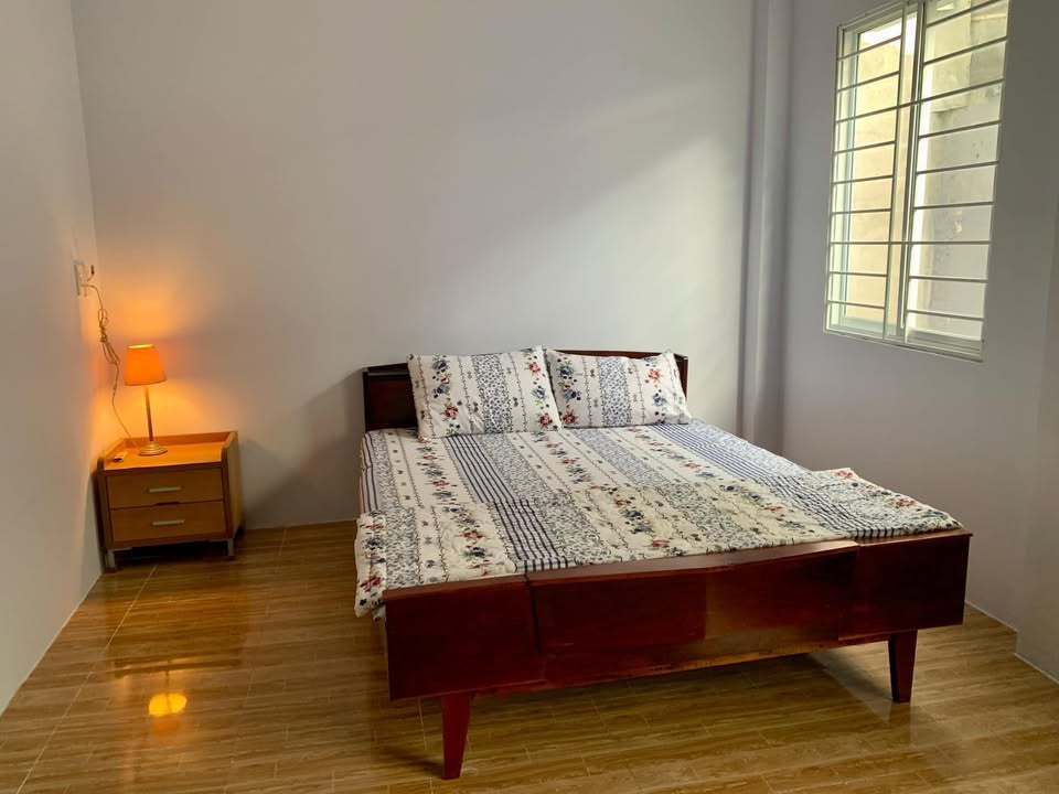 Nhà nguyên căn hẻm ba gác đường Cách Mạng Tháng Tám 35m² giá 13.5 triệu - Tiện nghi đầy đủ, sẵn sàng ở ngay!