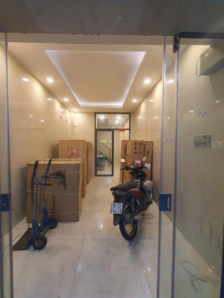 Nhà mặt tiền đường 3 Tháng 2, Q10 - Phù hợp kinh doanh, giá 20 triệu/tháng!