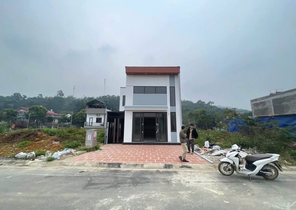 Nhà 1.5 tầng đường H10, Cam Đường, 109m² giá 2.6 tỷ - Thiết kế hiện đại, vị trí trung tâm!