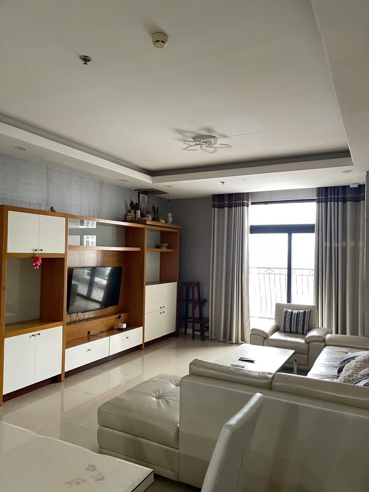 Căn hộ 3 phòng ngủ Royal City 140m² giá 20 triệu - Full nội thất sang trọng!